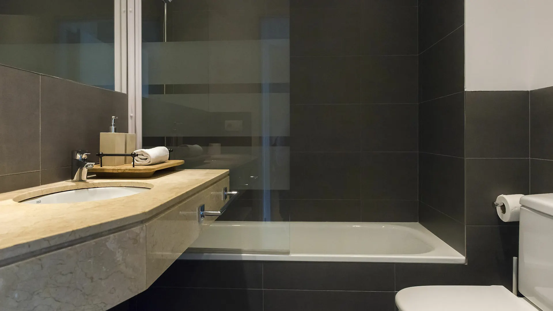 Four Petals Barcelona Boutique Apartments 0*,