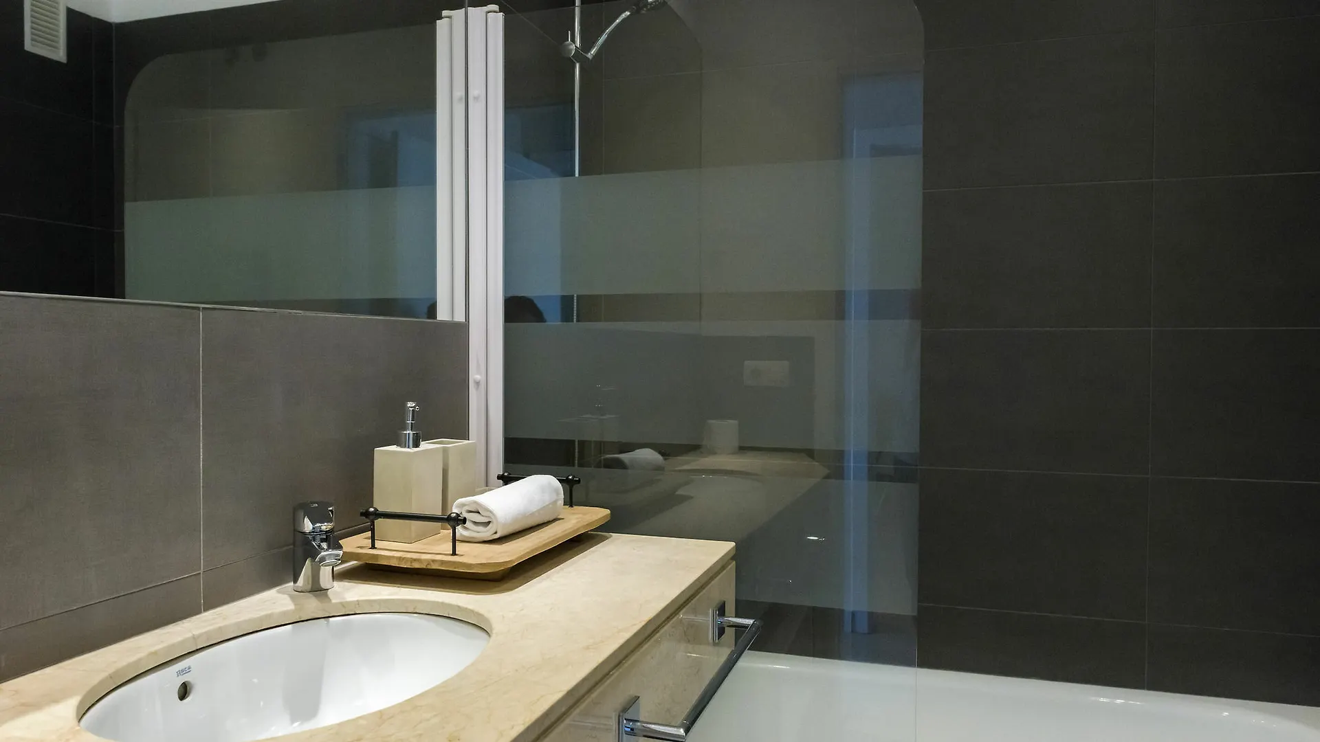 Four Petals Barcelona Boutique Apartments